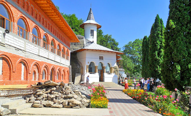 Manastirea Namaiesti din comuna Valea Mare Pravat - flickr