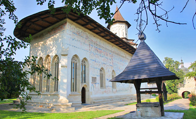 manastirea-probota-din-judetul-suceava-tripbooking