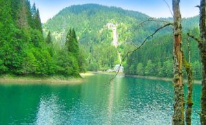 lacul-scropoasa-din-judetul-dambovita-cesavezi