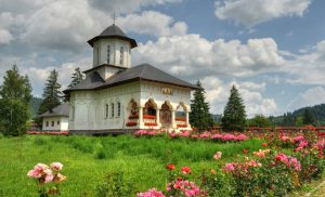 Manastirea-Izvoru-Muresului-din-comuna-Voslabeni